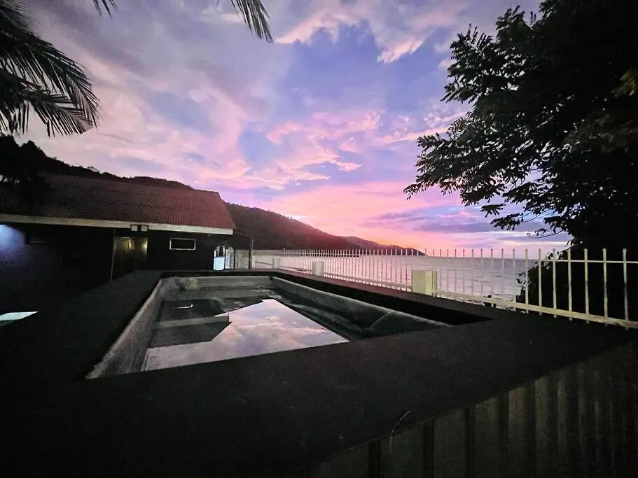 Private Beach-Front Haven By Stayco - Seaview Pool, Ktv & Speaker System, Beach Air Loft, Private Beach Access And Beyond! Tanjung Bungah  Horská chata Tanjung Bungah (Penang)