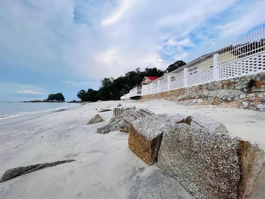Private Beach-Front Haven By Stayco - Seaview Pool, Ktv & Speaker System, Beach Air Loft, Private Beach Access And Beyond! Tanjung Bungah  0*, Tanjung Bungah (Penang)