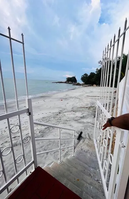 Chalet Private Beach-Front Haven By Stayco - Seaview Pool, Ktv & Speaker System, Beach Air Loft, Private Beach Access And Beyond! Tanjung Bungah  Malaisie
