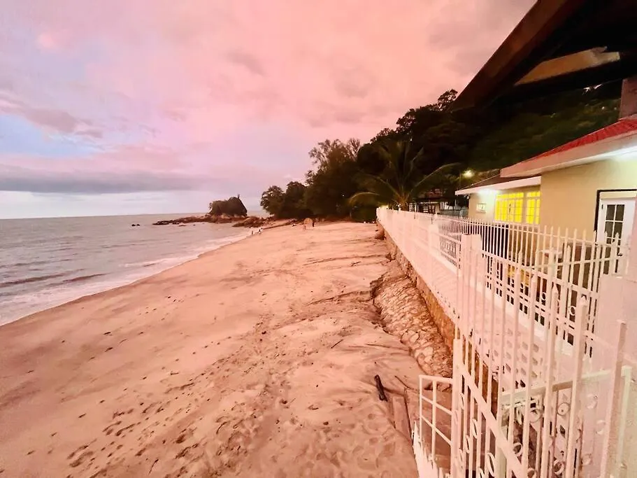 Private Beach-Front Haven By Stayco - Seaview Pool, Ktv & Speaker System, Beach Air Loft, Private Beach Access And Beyond! Tanjung Bungah  Chalet