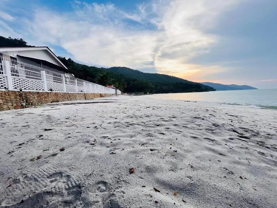 Private Beach-Front Haven By Stayco - Seaview Pool, Ktv & Speaker System, Beach Air Loft, Private Beach Access And Beyond! Tanjung Bungah