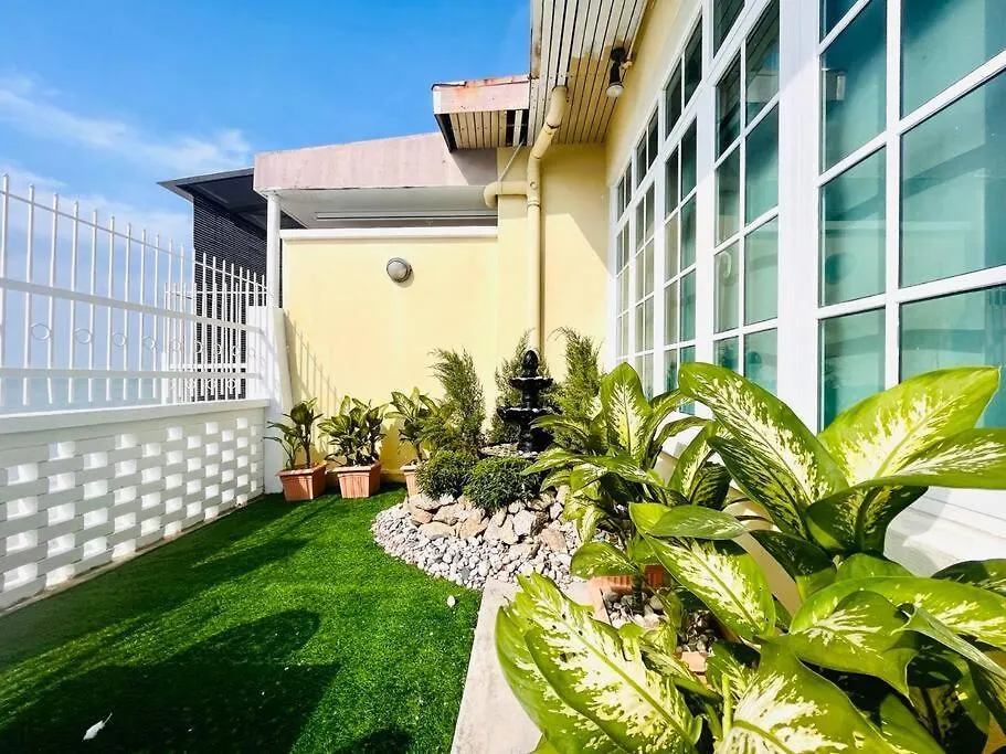 Chalet Private Beach-Front Haven By Stayco - Seaview Pool, Ktv & Speaker System, Beach Air Loft, Private Beach Access And Beyond! Tanjung Bungah  Malaisie